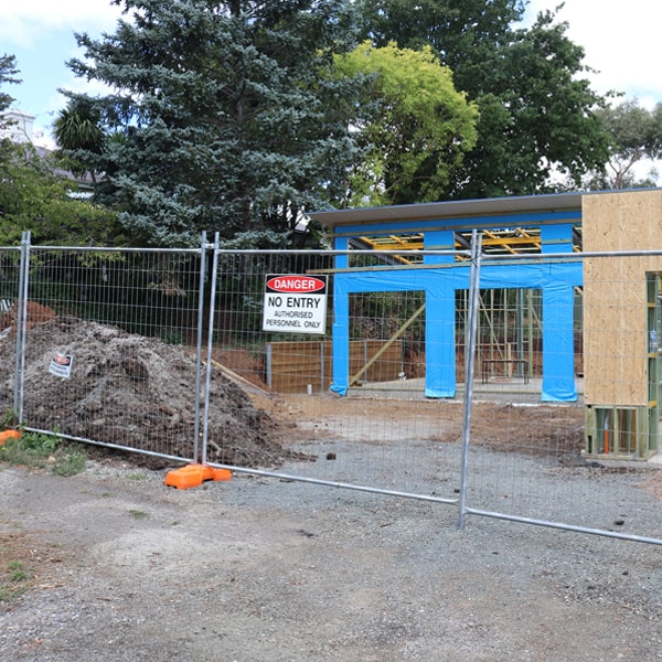 do you deliver and install temporary fencing and what's the price for this in La Crescenta-Montrose